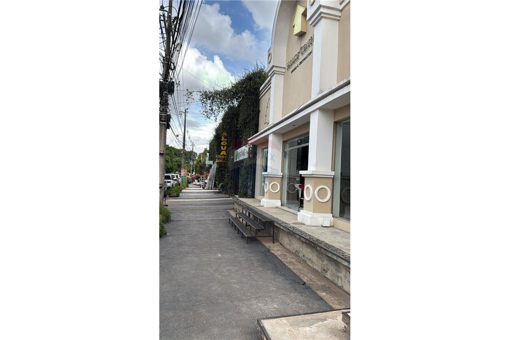 ALQUILO PRESTIGIOSO LOCAL  EN ESQUINA — foto 2