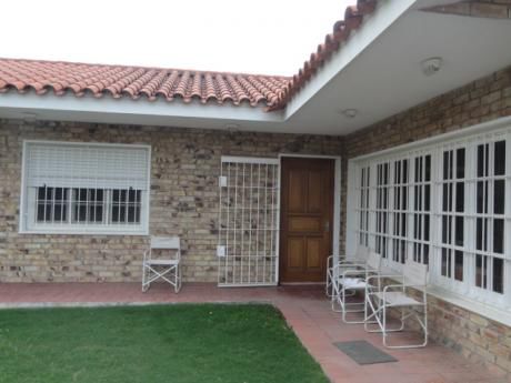 Chalet De Gran Solidez, En Terreno Alto