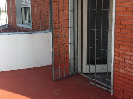 A Pasos De Gral Flores, Locomocion, Servicios