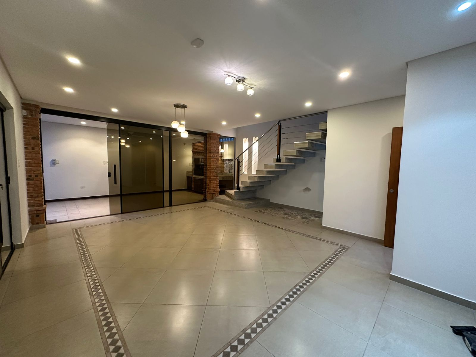 Alquiler De Amplio Duplex En Barrio Villa Adela - Luque — foto 3