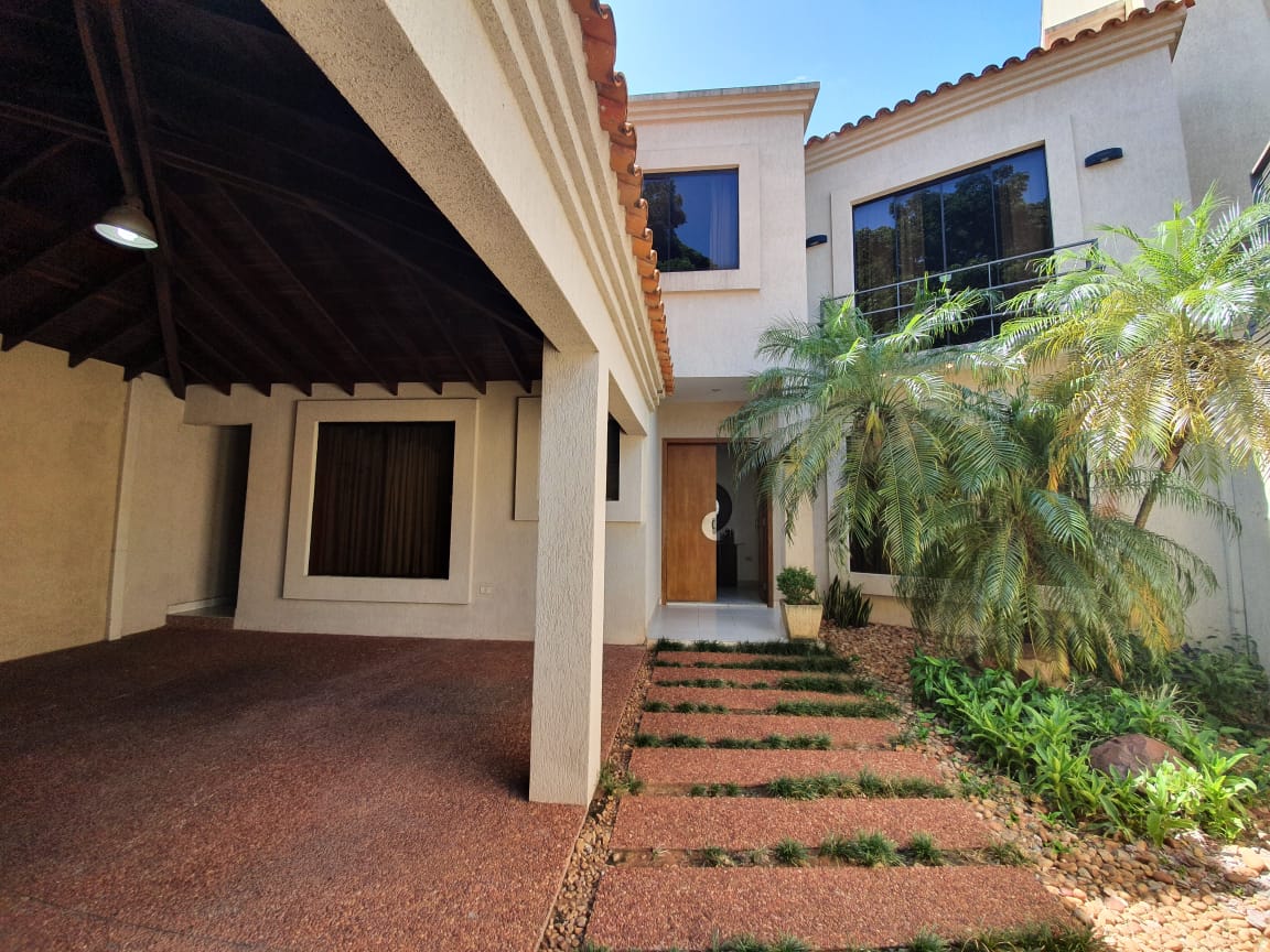 ALQUILO CASA AMOBLADA BARRIO CERRADO 