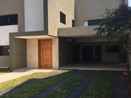 Alquilo Moderna Residencia Estilo Minimalista.