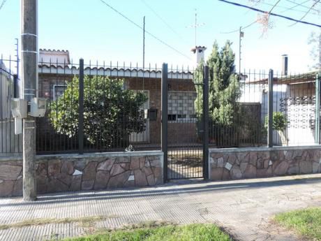 Casa Con Amplio Fondo, Piscina Y Cocheras!!