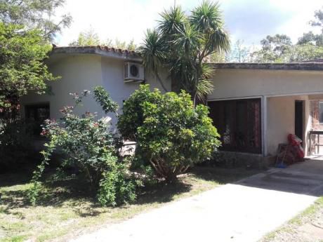 Chalet De Ladrillos Y Tejas Al Sur Sobre Calle Pavimentada