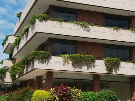 Hermoso Local Comercial En Esquina Zona Sur Calle Rene Moreno