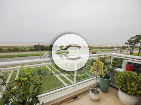 Apartamento Con Vista A Rambla De Carrasco. Ref: 5636