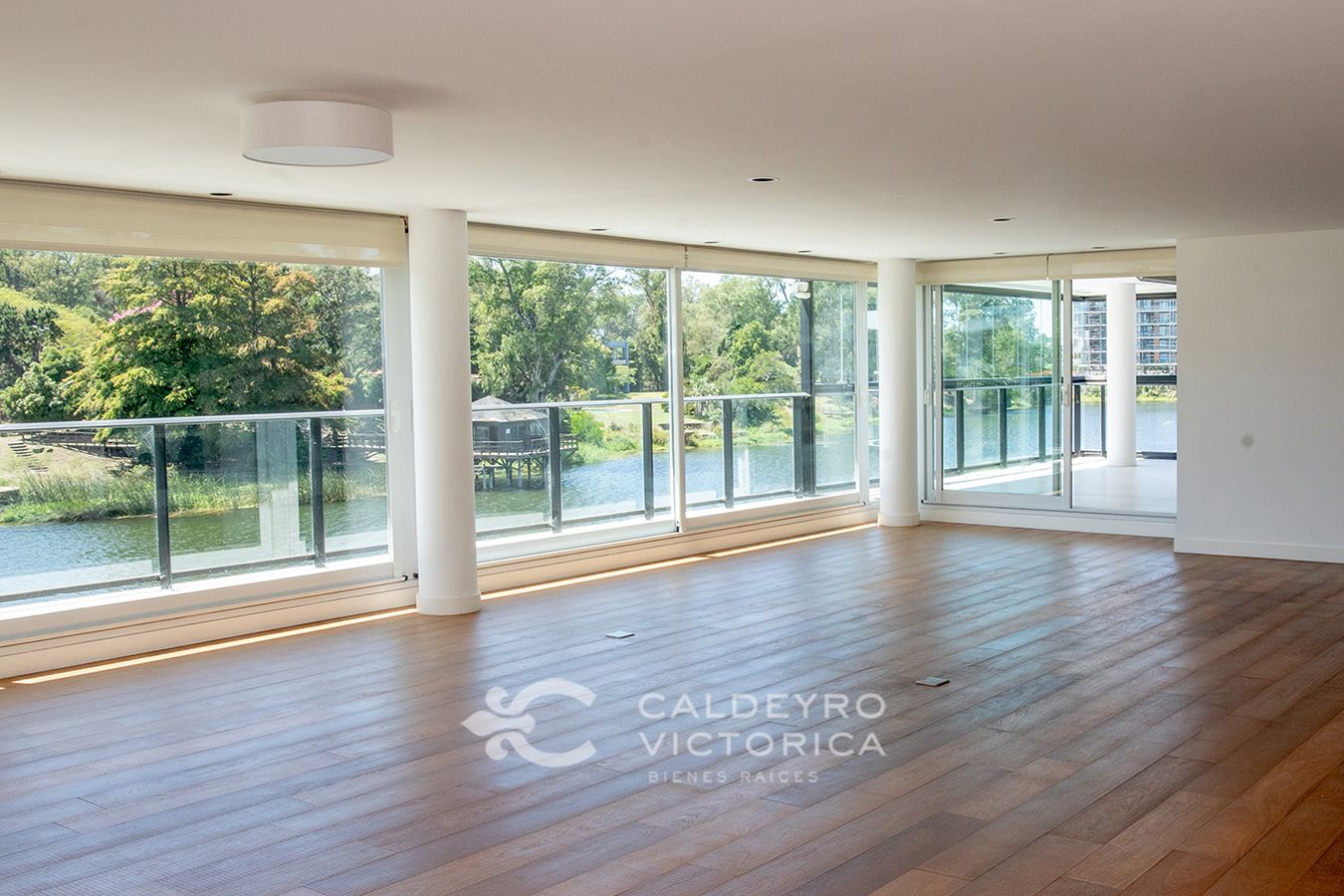 Apartamento en alquiler en Carrasco 10163, con terraza y vista al lago