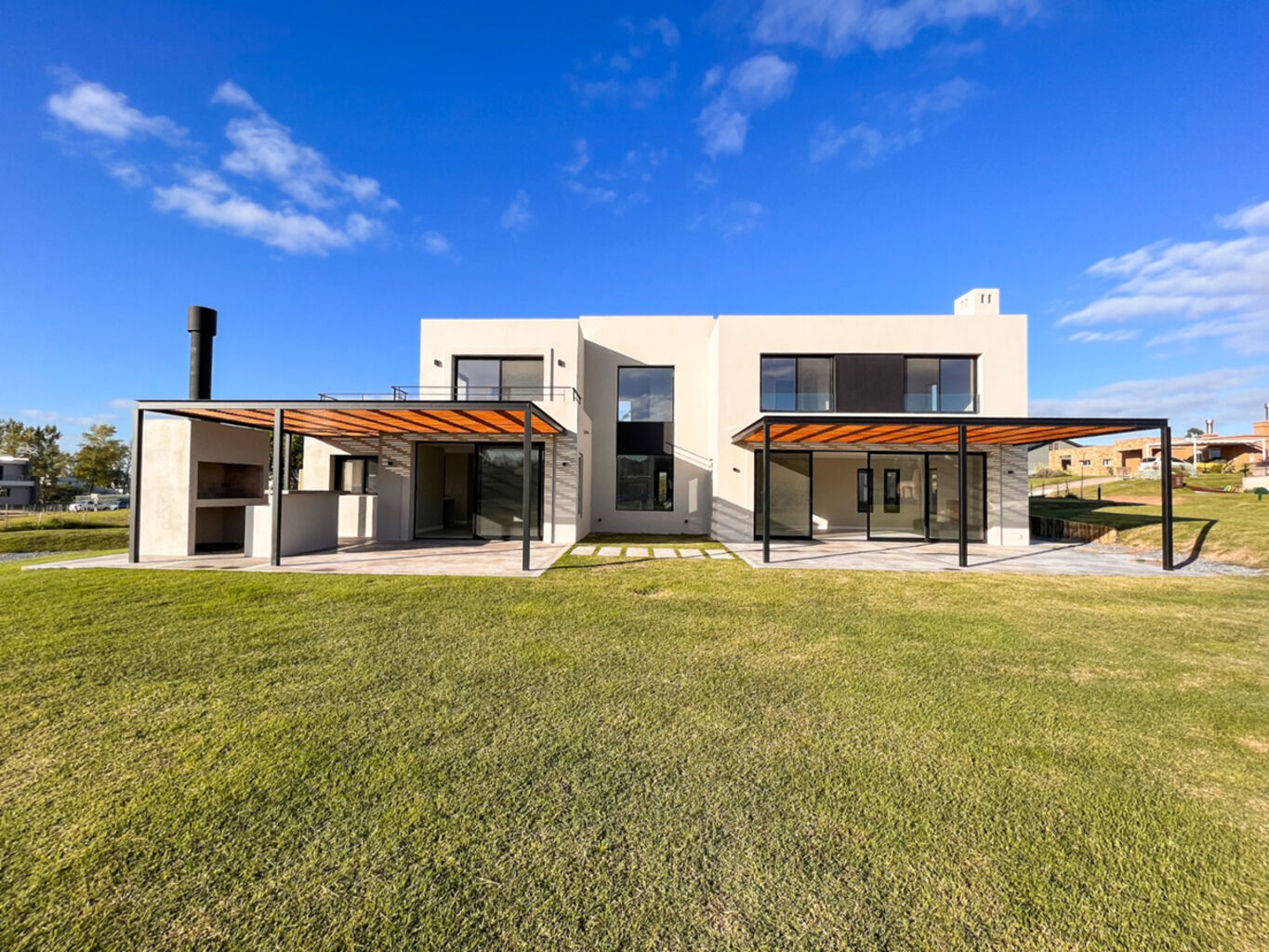 CASA EN VENTA CON RENTA EN ALTOS DE LA TAHONA