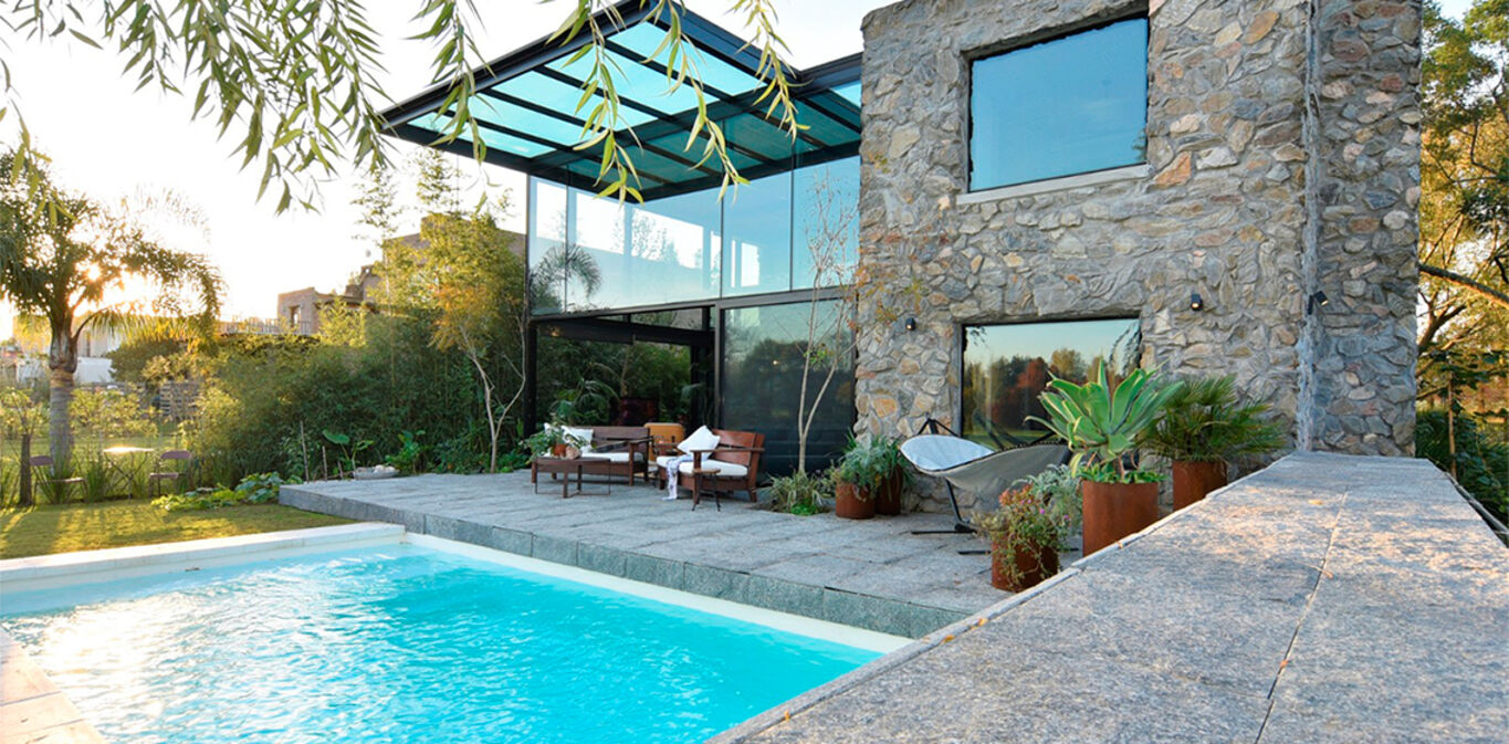 CASA DE DISEÑO CON RENTA EN LOMAS DE LA TAHONA