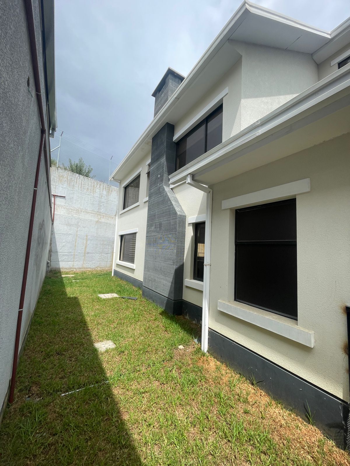 CASA EN ALQUILER ACHUMANI LAS LOMAS URBANZACIÓN PRIVADA VILLA SERENA