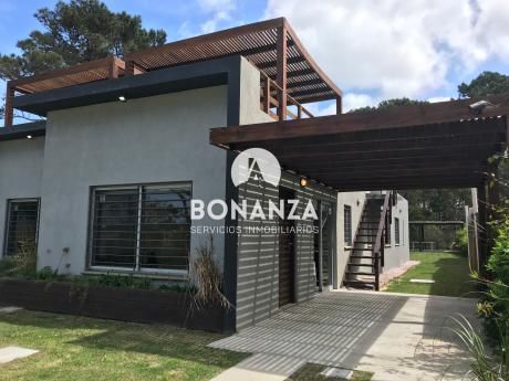 Casa En Venta, , Piriápolis, Punta Colorada, A 200 Metros De La Playa
