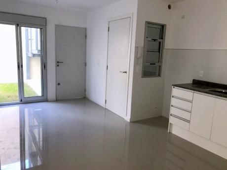 Vendo Casa De 2 Dormitorios , Brazo Oriental !