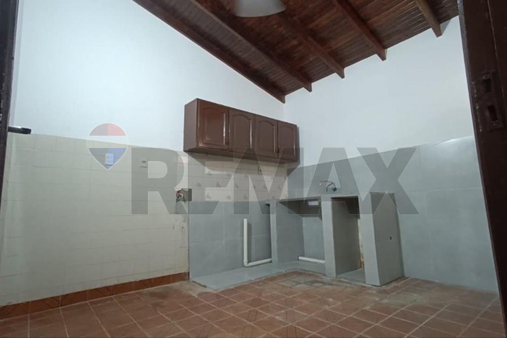 Casa - Alquiler - Luque, Central, Paraguay — foto 3