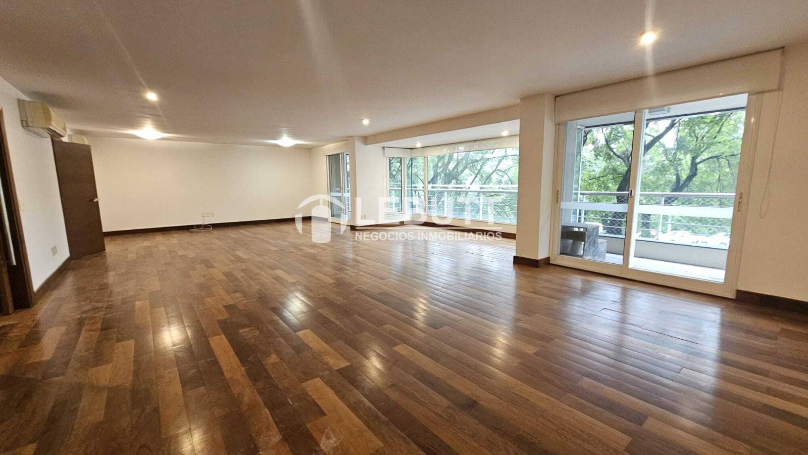 Apartamento en Alquiler 4 Dormitorios 5 Baños Garaje x 2 Punta Carretas