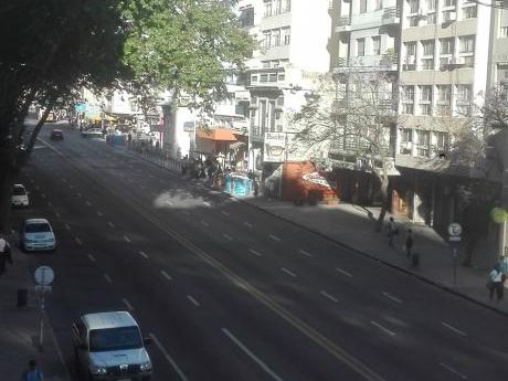 Estupenda Planta Sobre 18 De Julio 3 Dorm + Servicios.