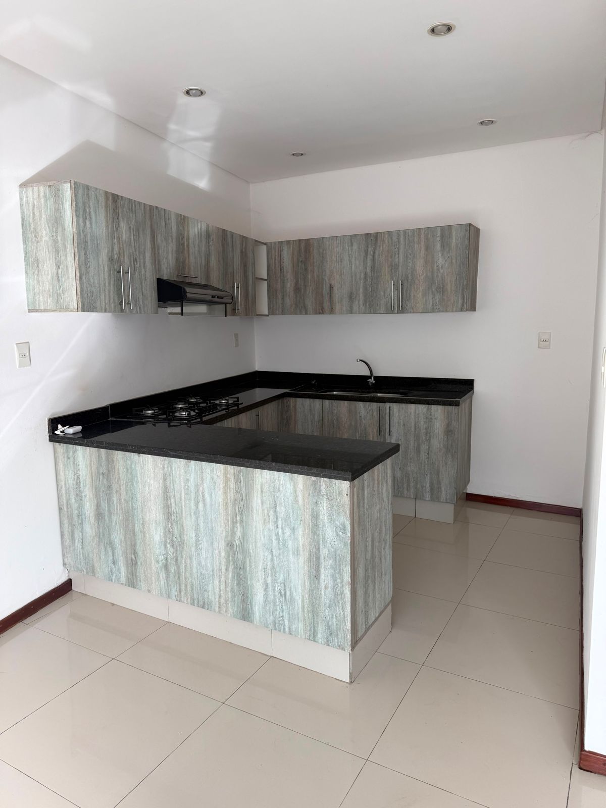 HERMOSO DÚPLEX EN ALQUILER – LUQUE — foto 2