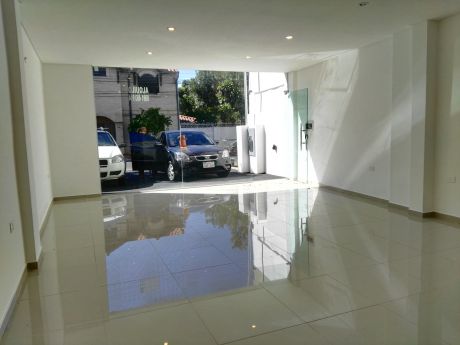 Local Comercial / Show Room/ Oficina - Zona Cpj/ Mburucuyá