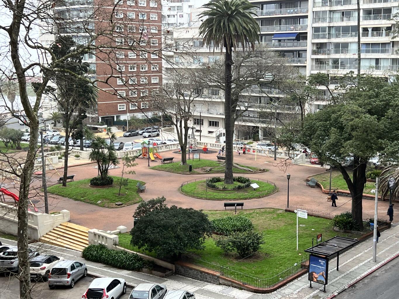 Apto POCITOS CON BALCON