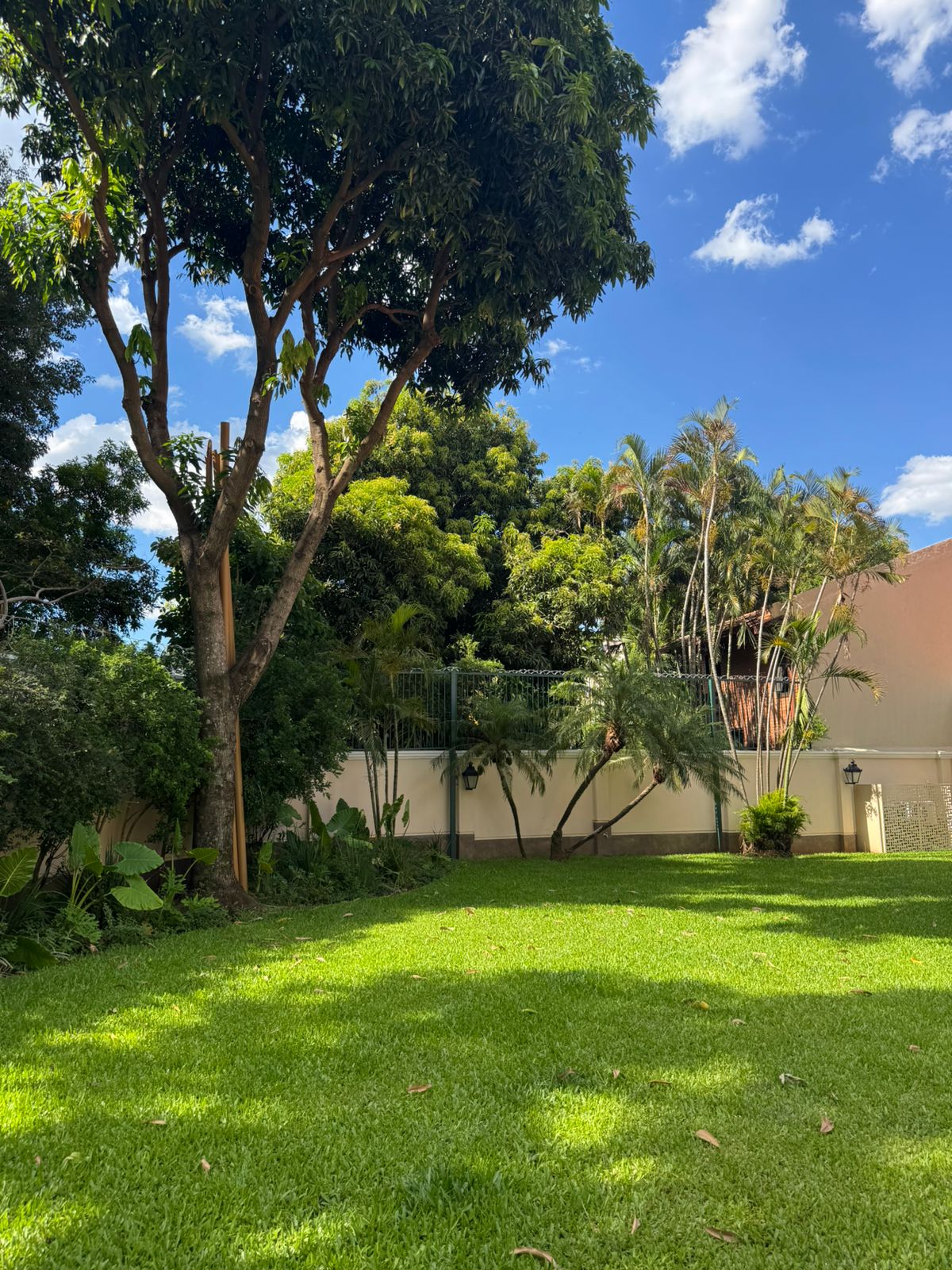 ALQUILO LUJOSA CASA  CON PISCINA Y DE 4 DORMITORIOS EN YKUA SATI — foto 3