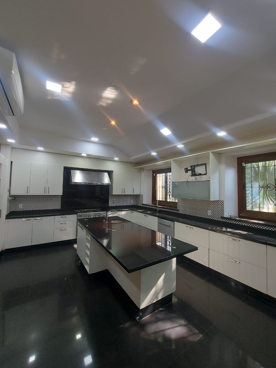 Alquilo Hermosa Casa de 5 Suites y Casi una Hectárea en Surubi’i. COD A6 — foto 3