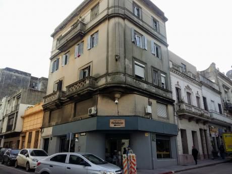Treinta Y Tres Esq. Buenos Aires
