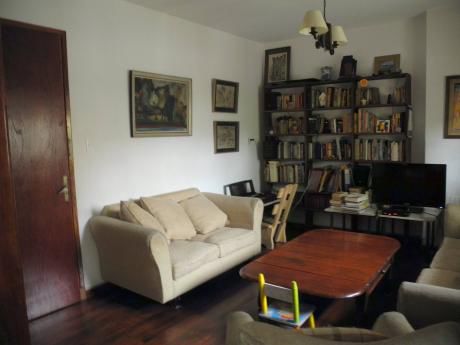 Casa De Bajos En Excelente Zona, Con Gran Patio- Para Entrar!