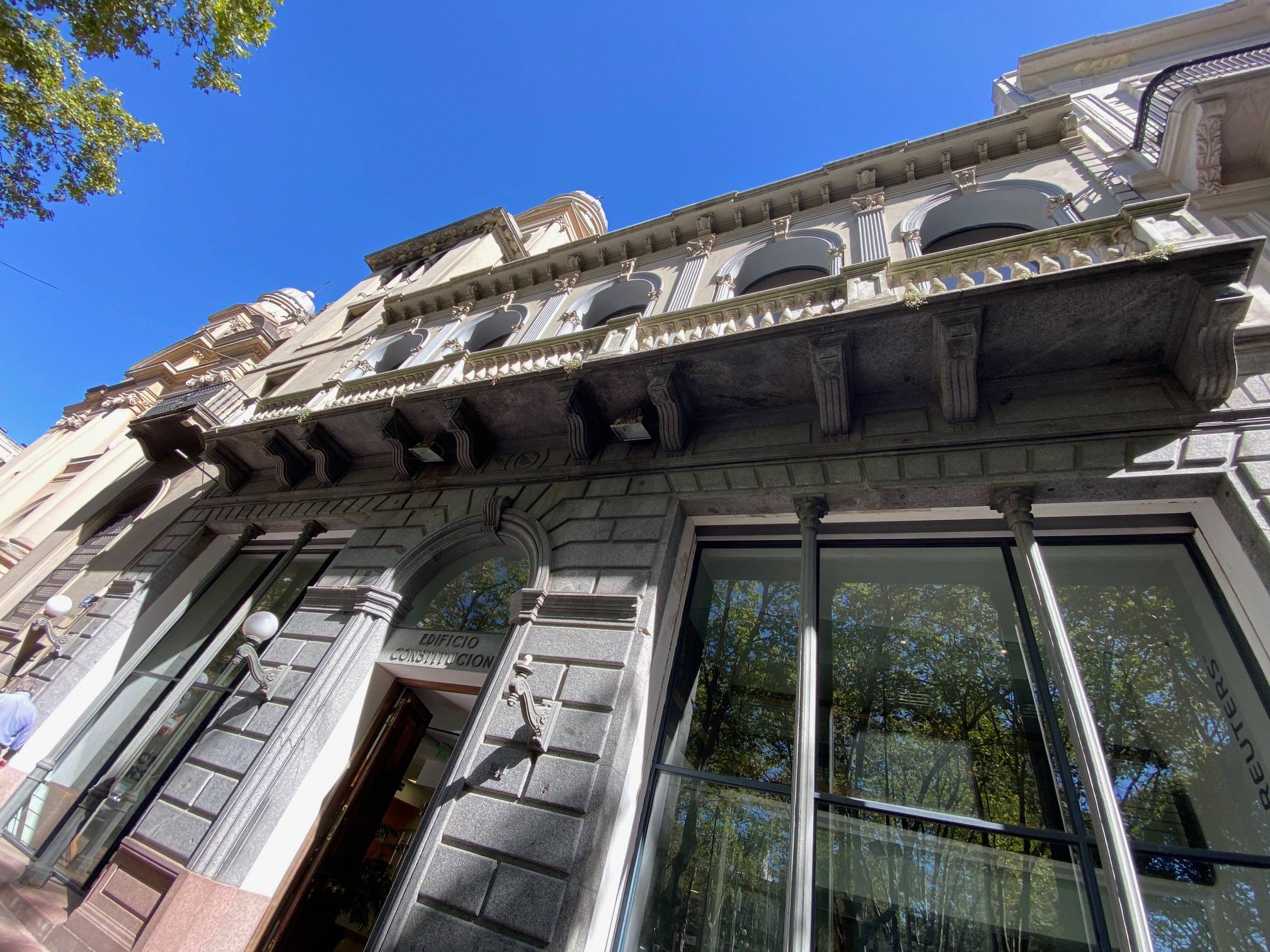 Alquiler - Oficina con vista a Plaza Matriz, 184 m2 con 42 de terraza - Ituzaingo y Rincon