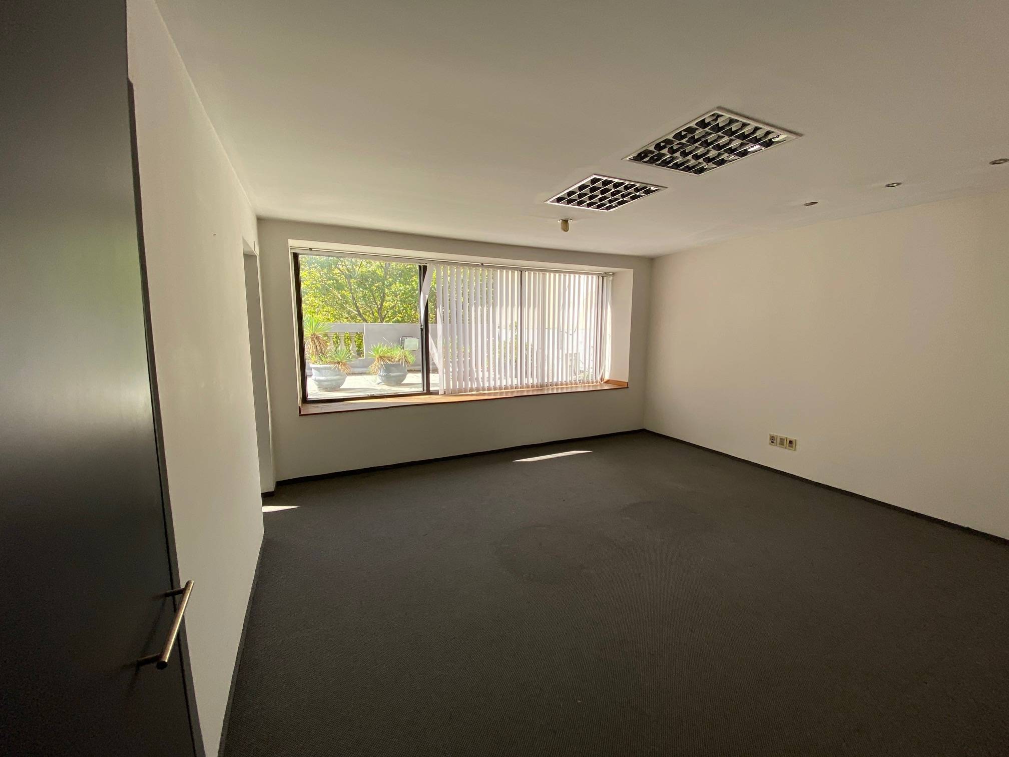 Alquiler - Oficina con vista a Plaza Matriz, 184 m2 con 42 de terraza - Ituzaingo y Rincon · Foto 5