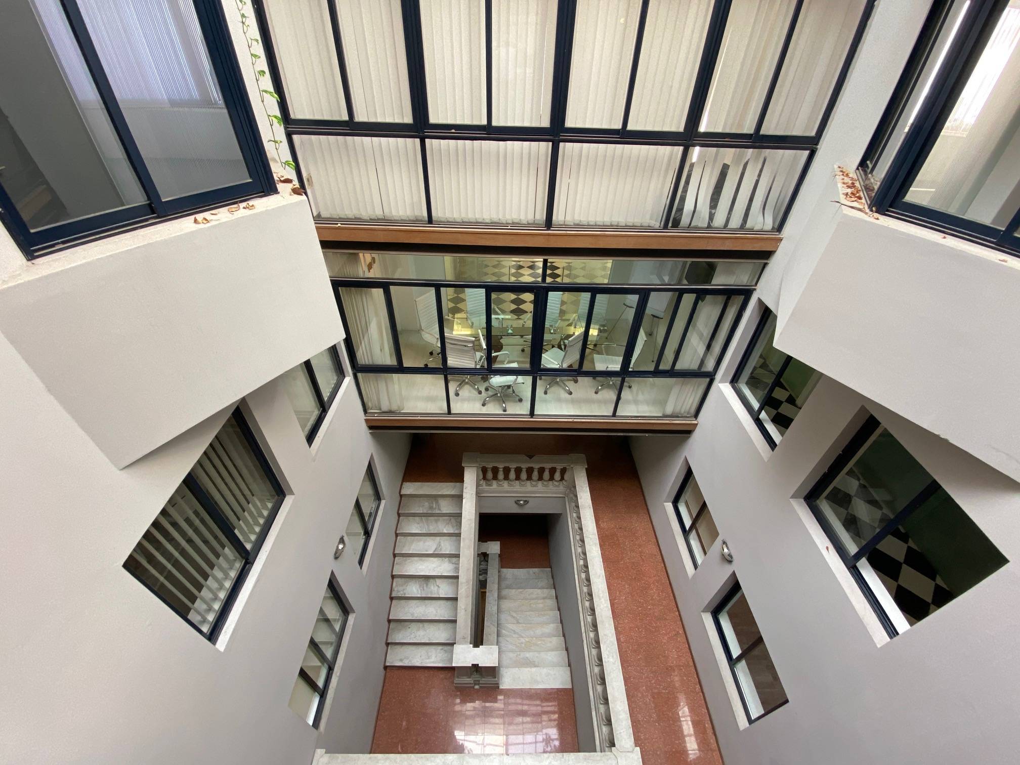 Alquiler - Oficina con vista a Plaza Matriz, 184 m2 con 42 de terraza - Ituzaingo y Rincon · Foto 2