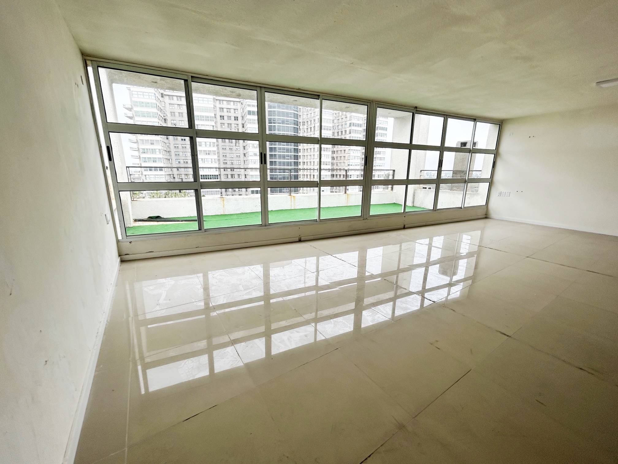 Alquiler - Oficina en 2 plantas, 180 m2 frente al Clinicas - Av. Italia y Brito Foresti