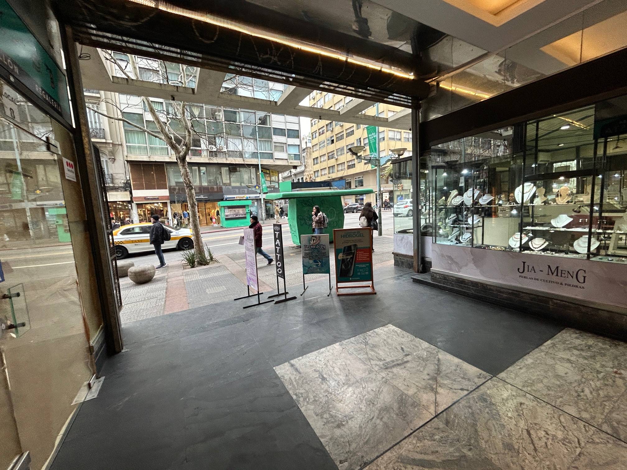Alquiler - Local Comercial de 22 m2  en galeria - 18 de Julio y Wilson Ferreira Aldunate · Photo 2