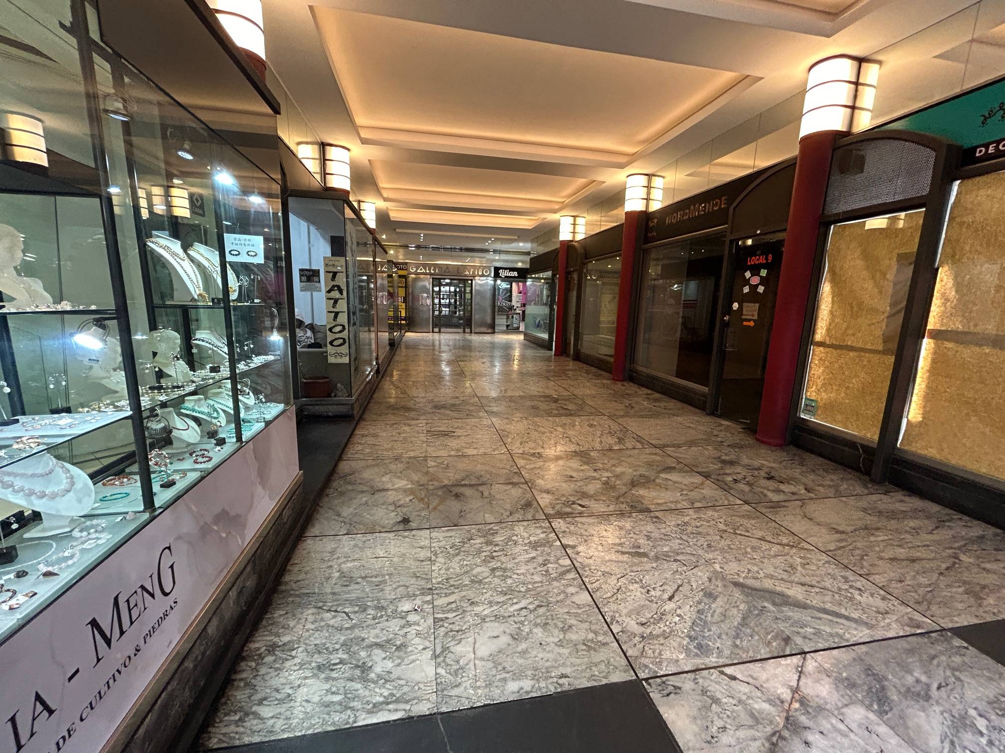 Alquiler - Local Comercial de 22 m2  en galeria - 18 de Julio y Wilson Ferreira Aldunate · Photo 1