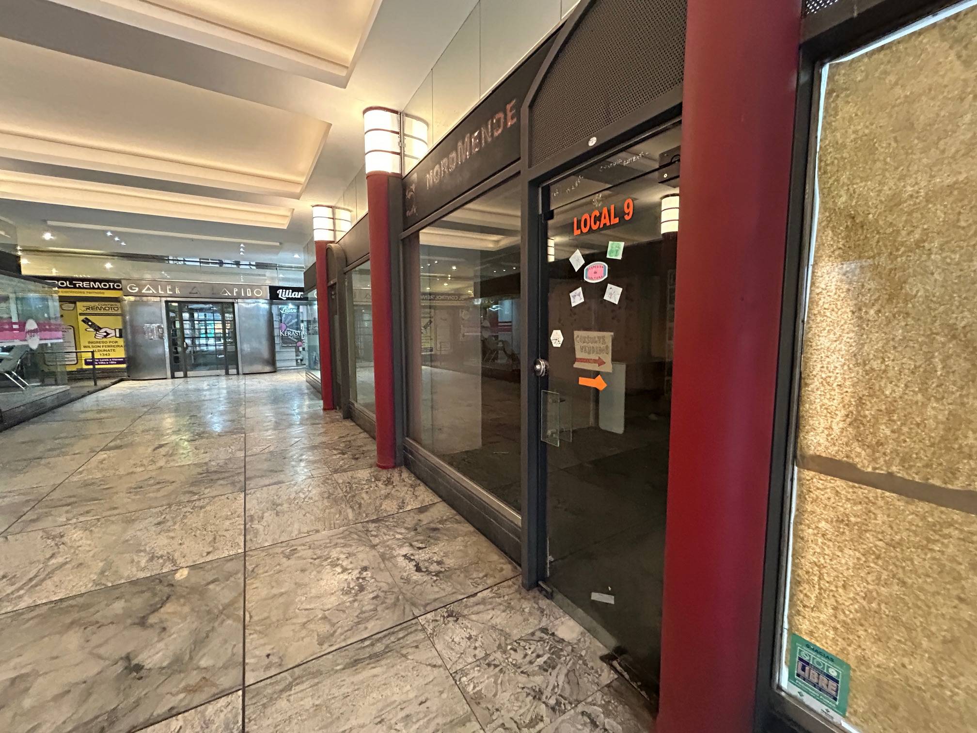 Alquiler - Local Comercial de 22 m2  en galeria - 18 de Julio y Wilson Ferreira Aldunate · Photo 4