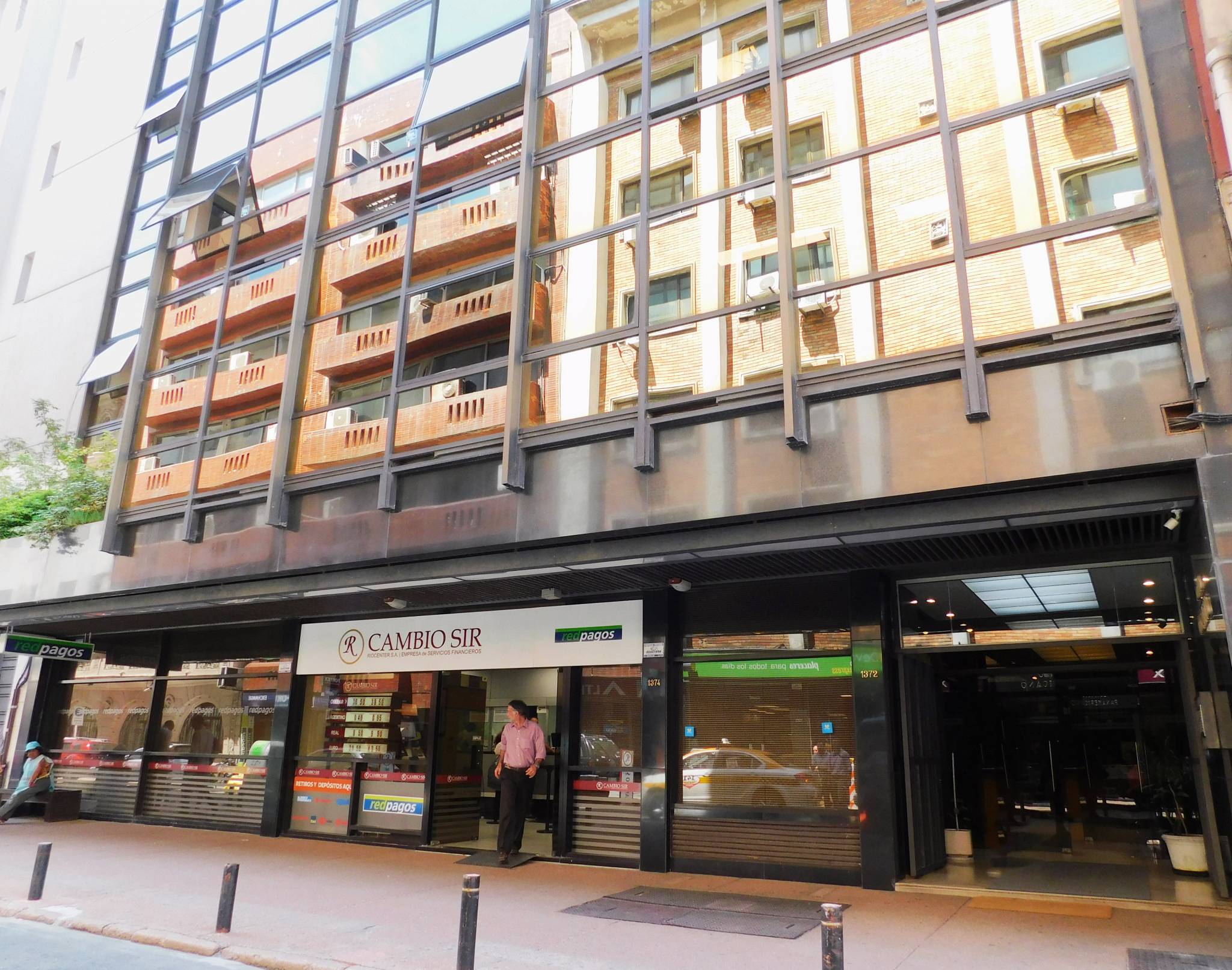 Alquiler - Local Comercial con oficinas 635 m2 totales en Ciudad Vieja - Misiones y Rincon