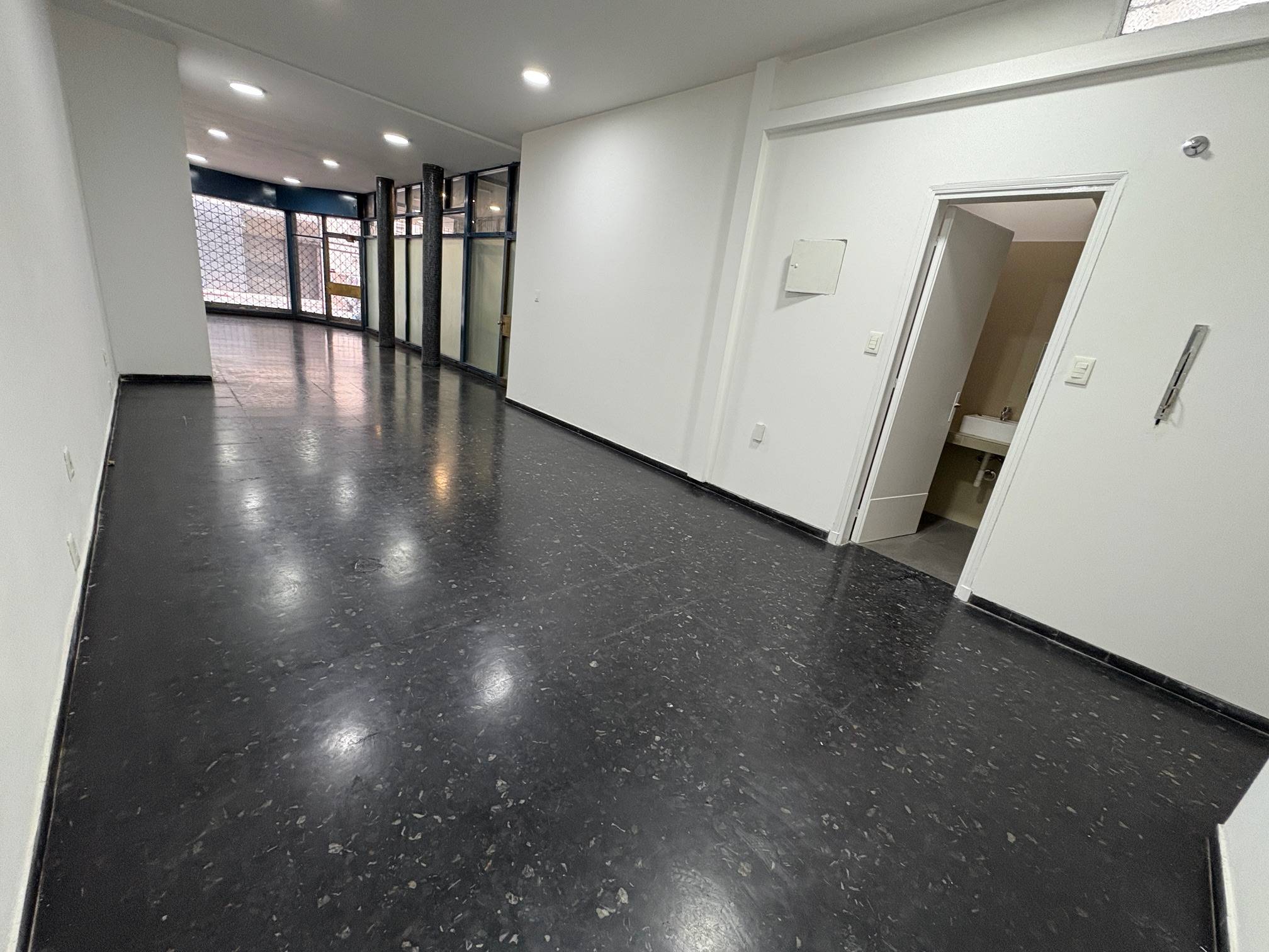Alquiler - Local Comercial con 70 m2 en Ciudad Vieja - 25 de Mayo y Juan Carlos Gomez