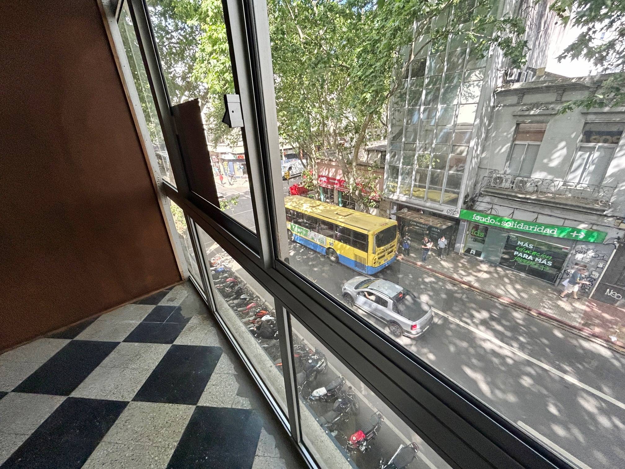 Alquiler - PLANTA OFICINA O LOCAL con 123 m2 en Cordon - Mercedes y Tristan Narvaja · Photo 7