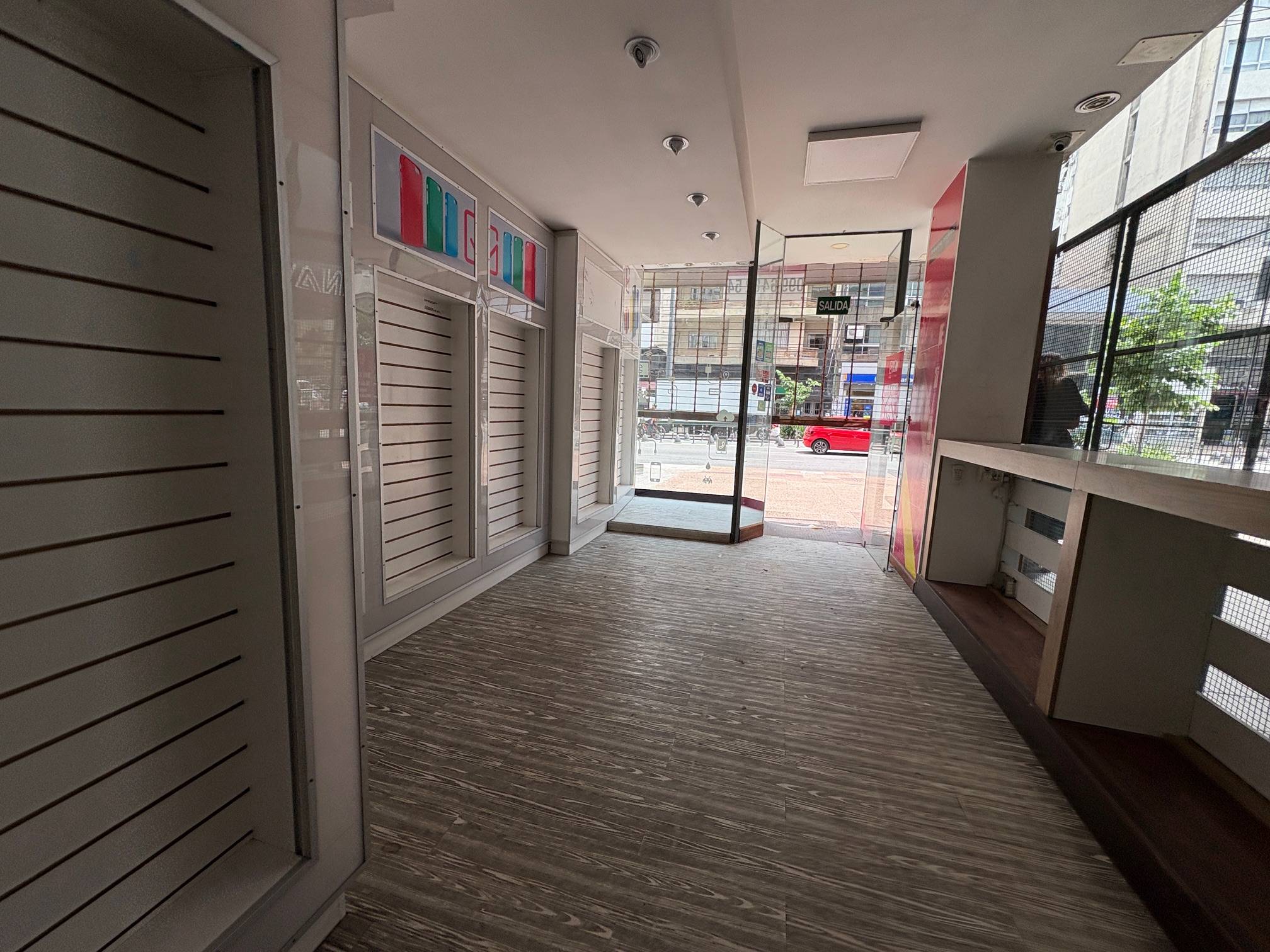 Alquiler - Local Comercial sobre 18 de Julio, alto transito, Cordon - Av. 18 de Julio y Vazquez · Foto 2