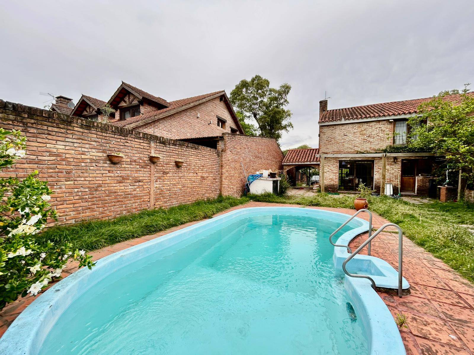 Venta de Casa con 3 dormitorios y piscina en Carrasco norte