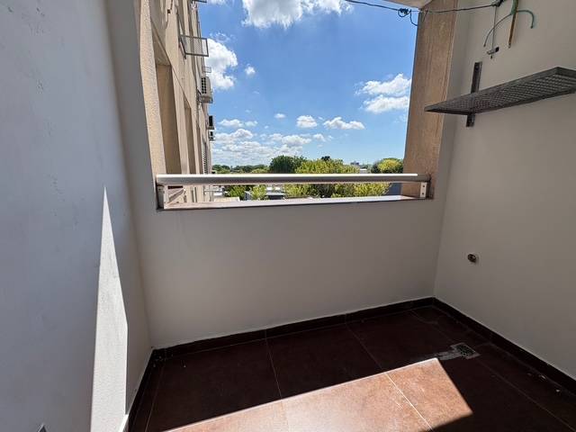 Alquiler - Apartamento con tres dormitorios y terraza en La Blanqueada - Bv. Jose Batlle y Ordoñez y Larrañaga