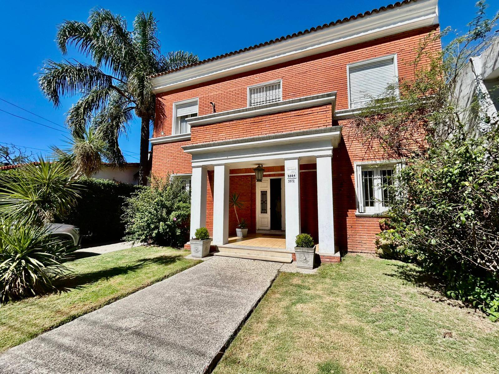 Venta de Casa con 4 dormitorios y piscina en Carrasco