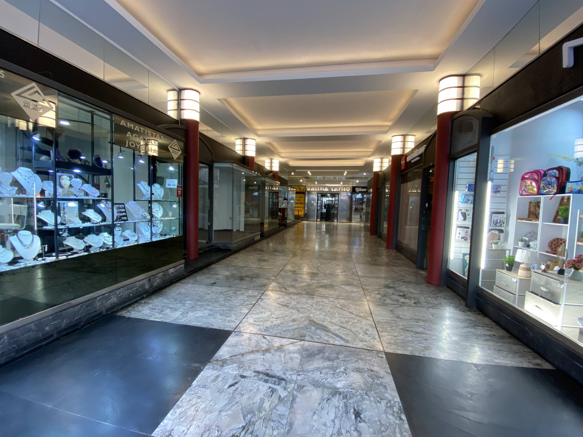 Alquiler - Local Comercial de 20 m2 en galeria, Centro - 18 de Julio y Wilson Ferreira Aldunate