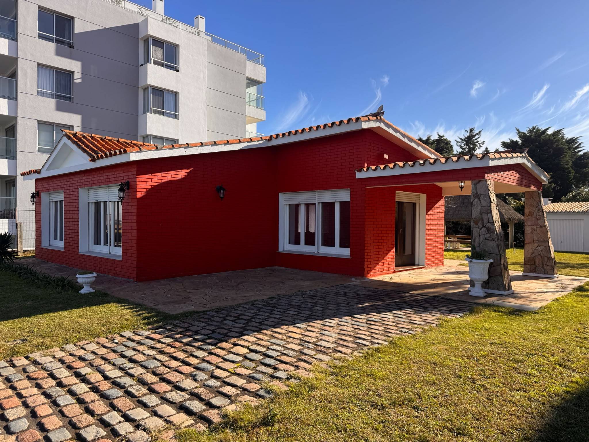 Alquiler  Casa en Punta del Este frente a Rambla Doctor Claudio Williman con 2 dormitorios