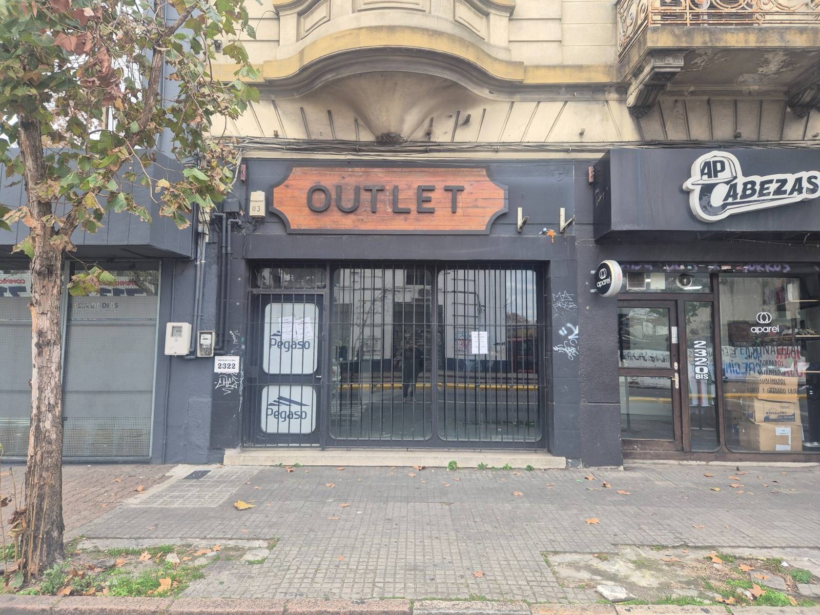 Alquiler de Local comercial con amplio salon y vidriera en Avenida Agraciada en Aguada