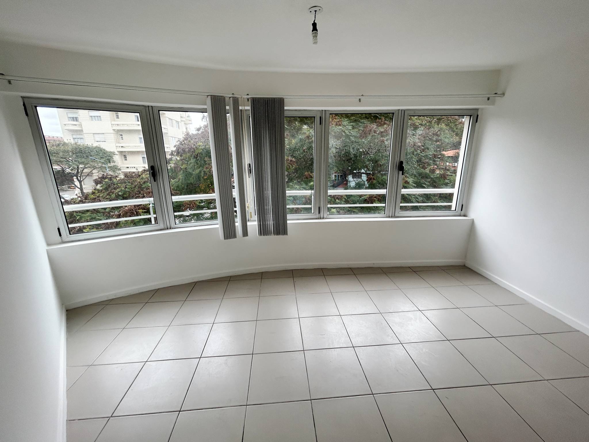 Alquiler Apartamento al frente con dos dormitorios en Aguada · Foto 1