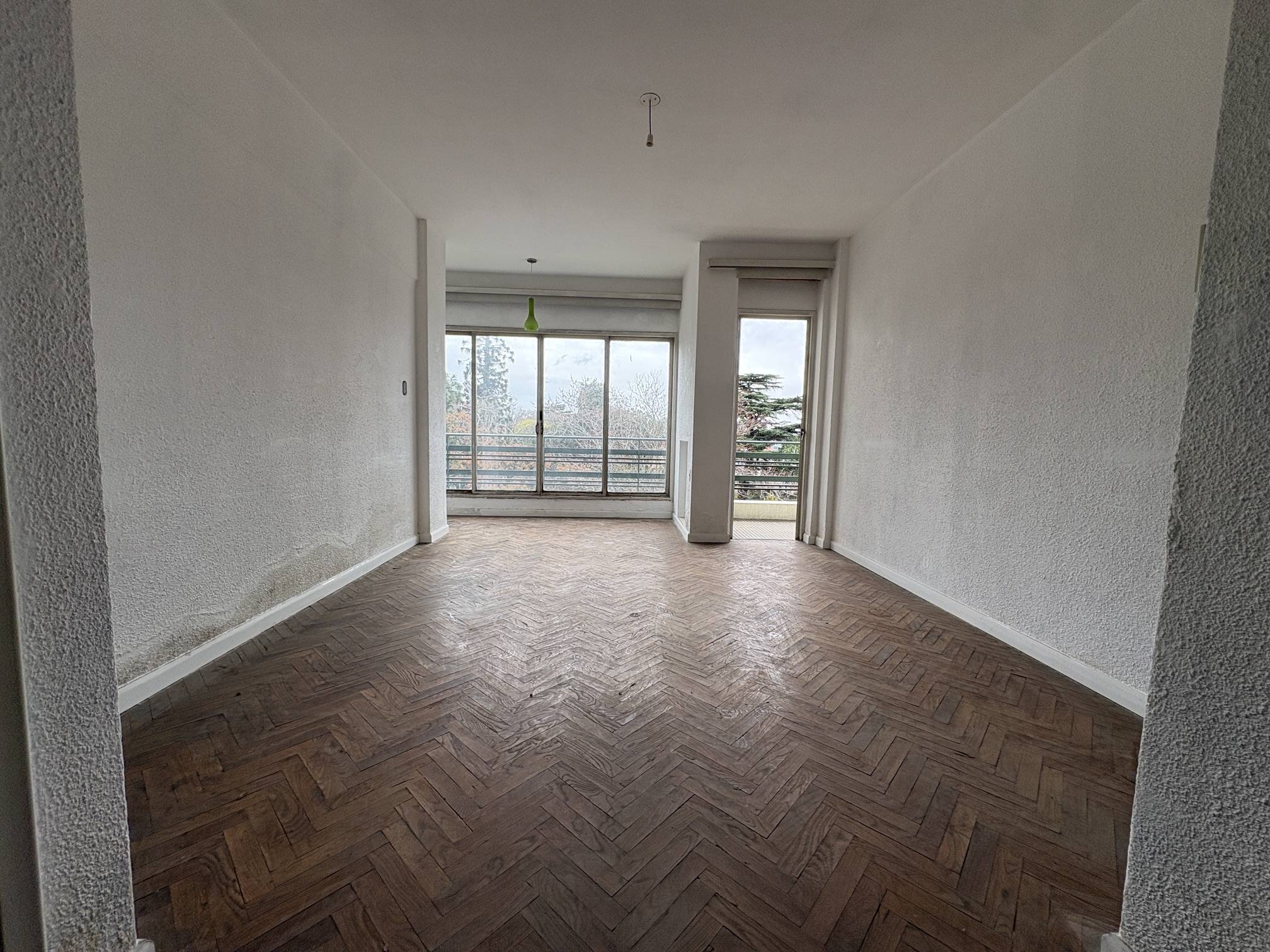 Alquiler  Apartamento al frente con un dormitorio y terraza en el Prado