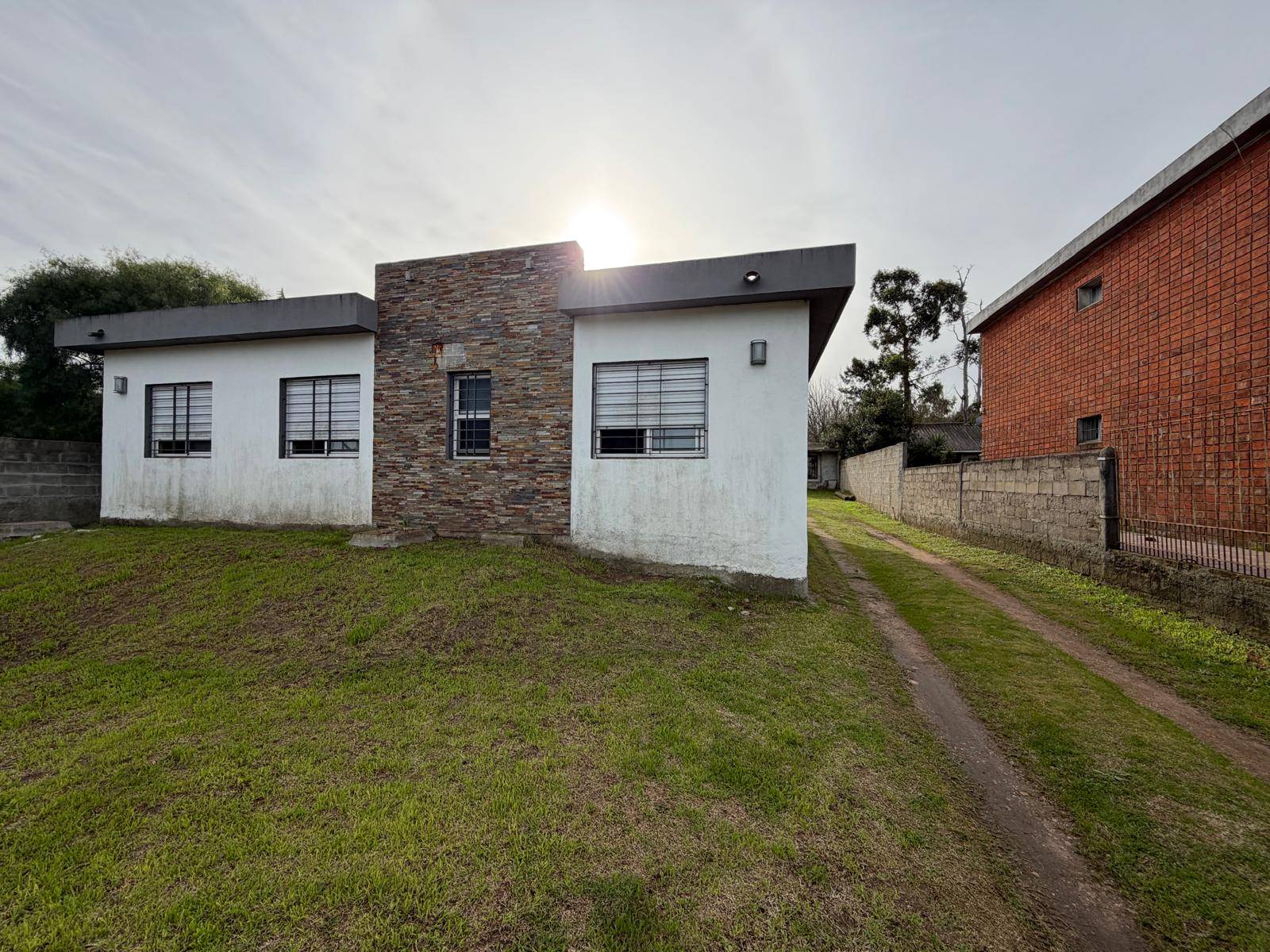 Venta de 2 Casas en un padron con 4 dormitorios en Solymar Norte - foto 1