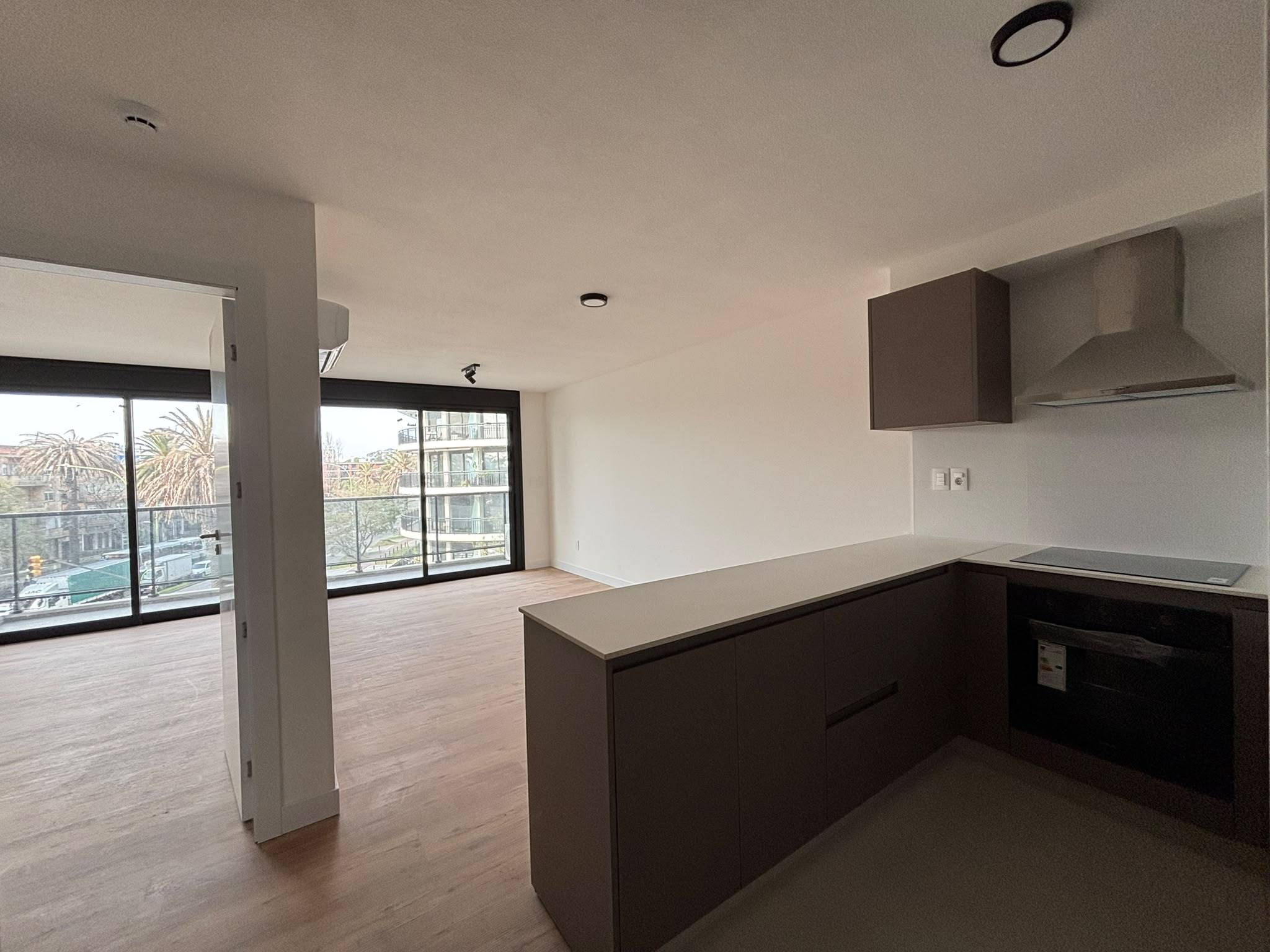 Alquiler de Apartamento a estrenar de 1 dormitorio con amplia terraza y garage en Millan y Br. Artigas