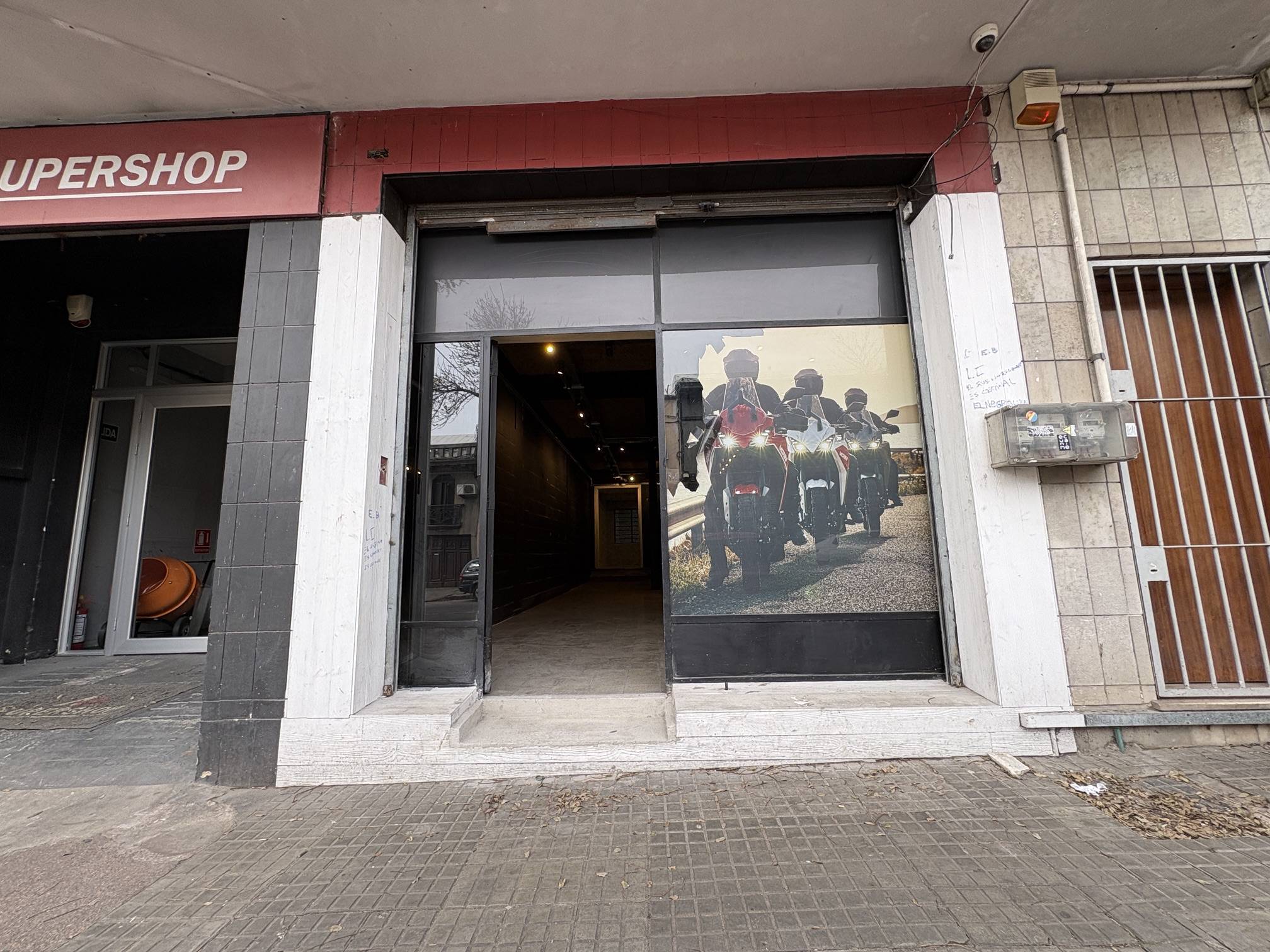 Alquiler - Local Comercial con 100 m2 en Tres Cruces