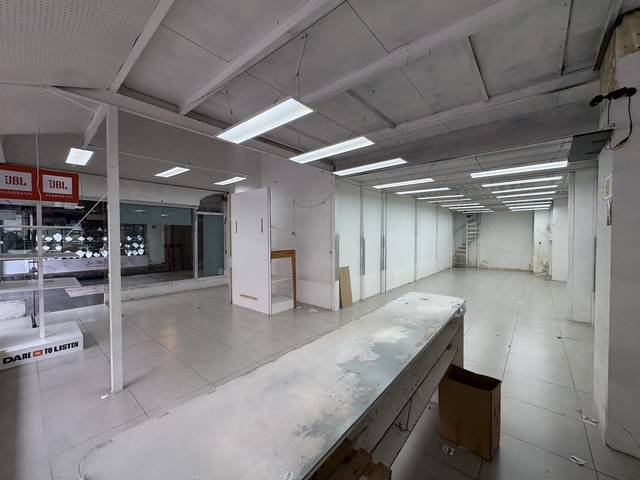 Alquiler - Local Comercial sobre 18 de Julio con 120 m2, Centro · Foto 4