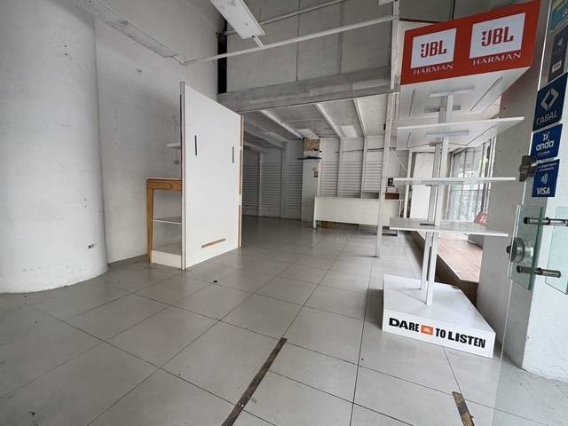 Alquiler - Local Comercial sobre 18 de Julio con 120 m2, Centro · Foto 2